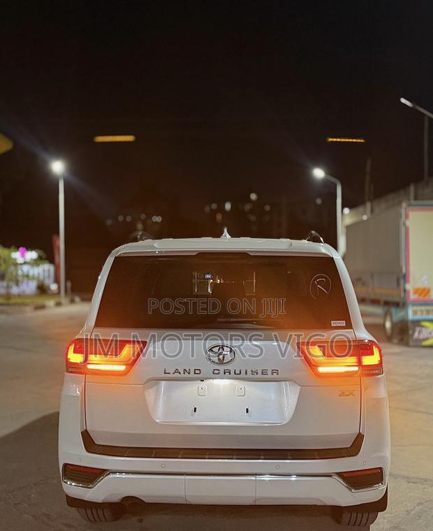 Toyota Land Cruiser LC300 2023 White