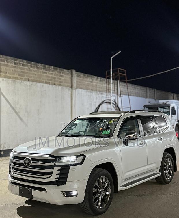 Toyota Land Cruiser LC300 2023 White