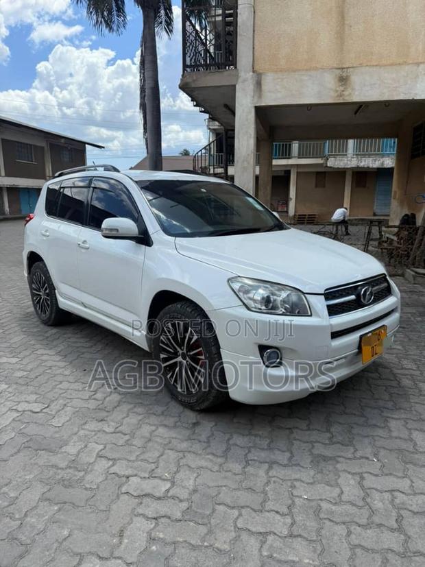 Toyota RAV4 2010 White