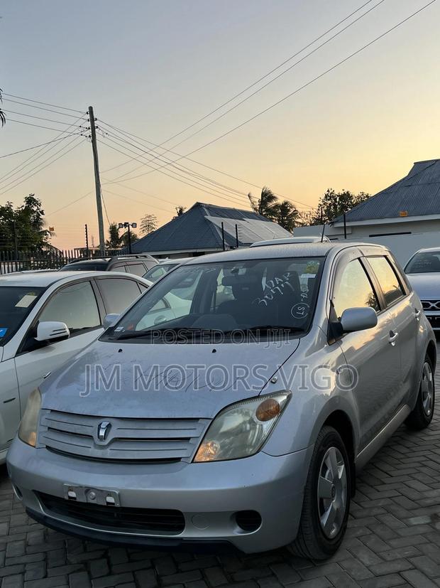 Toyota IST 2004 Silver