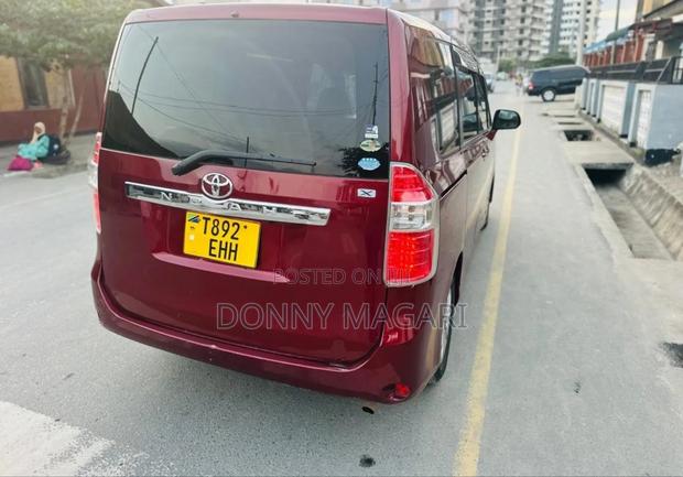 Toyota Noah 2009 Red