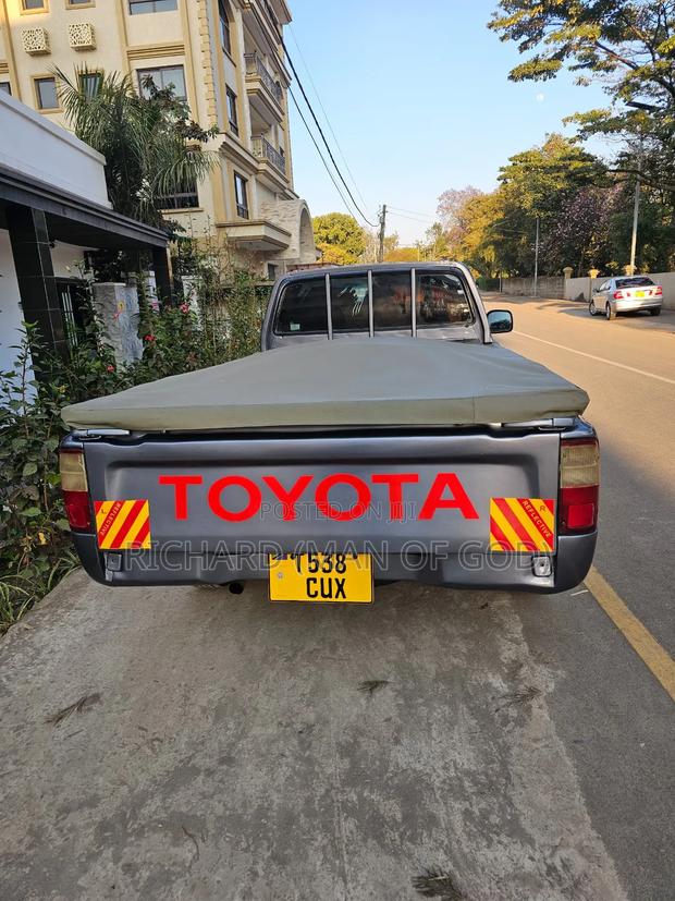 Toyota Hilux 2001 Gray