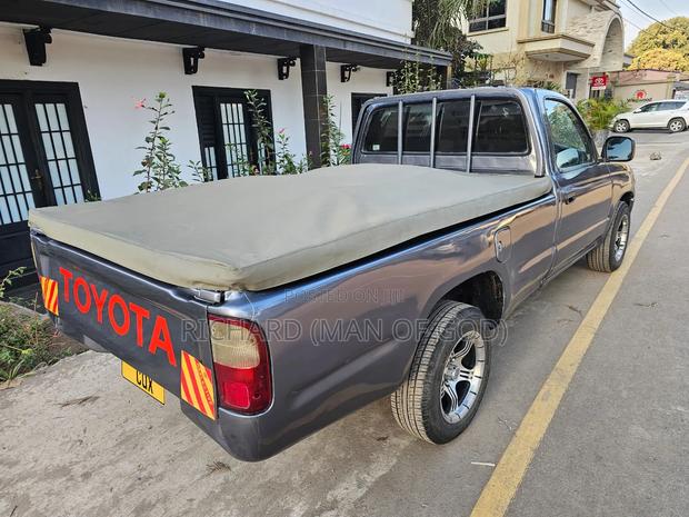 Toyota Hilux 2001 Gray