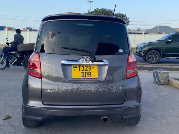 Toyota Ractis 2006 Gray