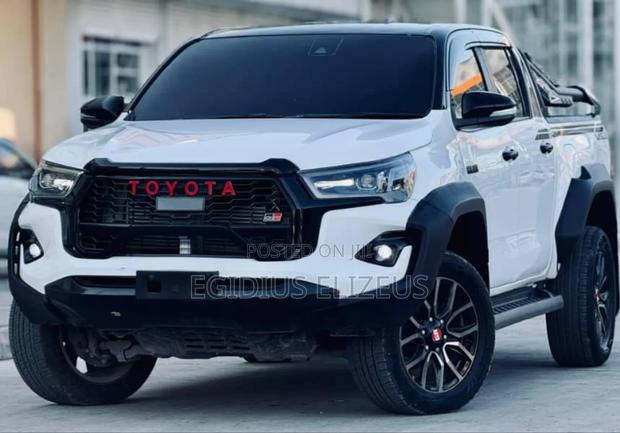 Toyota Hilux 2022 White