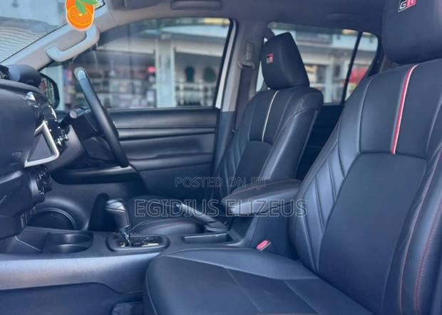 Toyota Hilux 2022 White