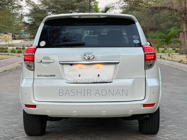 Toyota Vanguard 2010 White