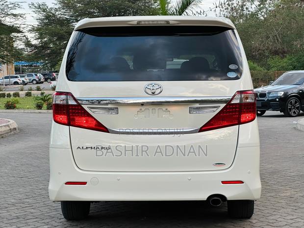 Toyota Alphard 2.4 Petrol FWD 2011 White