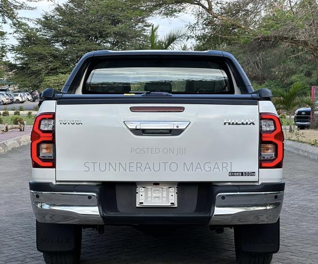 Toyota Hilux 2021 White