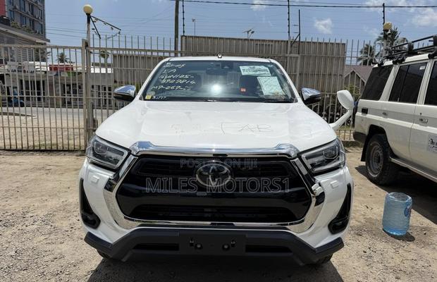 Toyota Hilux 2021 White