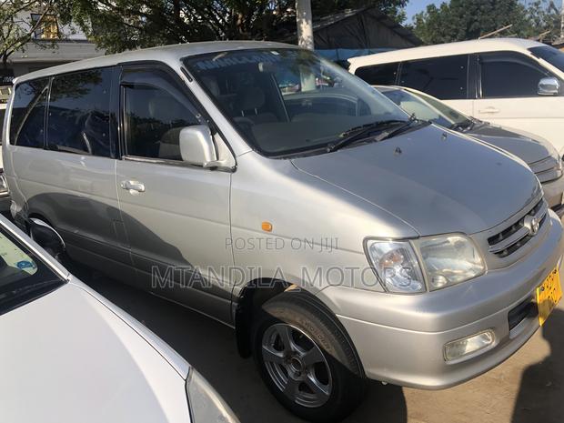 Toyota Noah 2.0 AWD (8 Seater) 2001 Silver