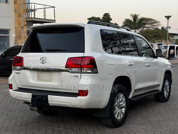 Toyota Land Cruiser 2017 White