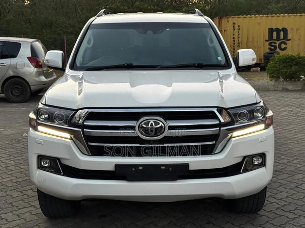 Toyota Land Cruiser 2017 White