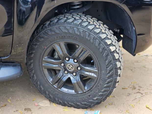 Toyota Hilux 2020 Black