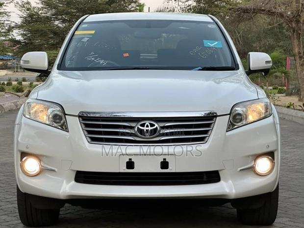 Toyota Vanguard 2010 White