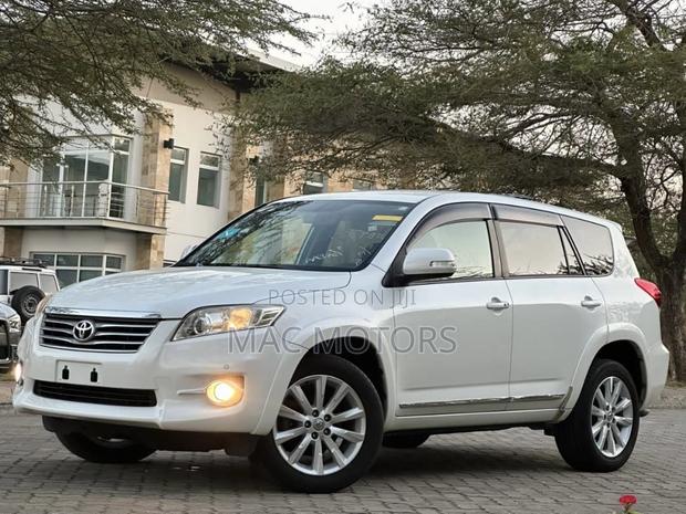 Toyota Vanguard 2010 White