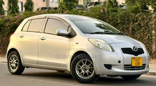 Toyota Vitz 2005 Silver