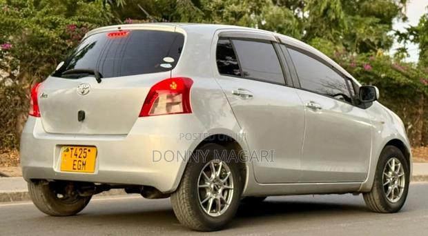 Toyota Vitz 2005 Silver