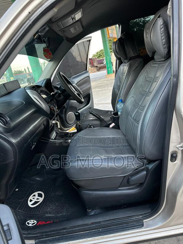 Toyota RAV4 2004 Gold