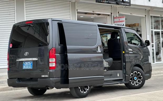 Toyota HiAce 2005 Black
