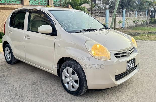 Toyota Passo 2011 Beige