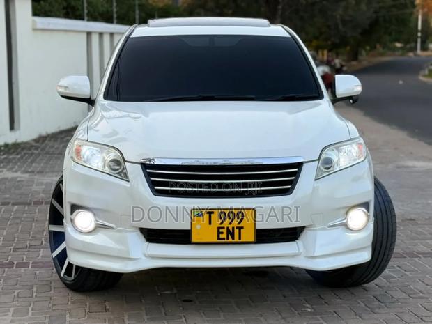 Toyota Vanguard 2010 White