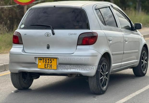 Toyota Vitz 2002 Silver