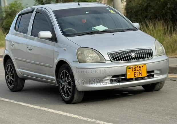 Toyota Vitz 2002 Silver
