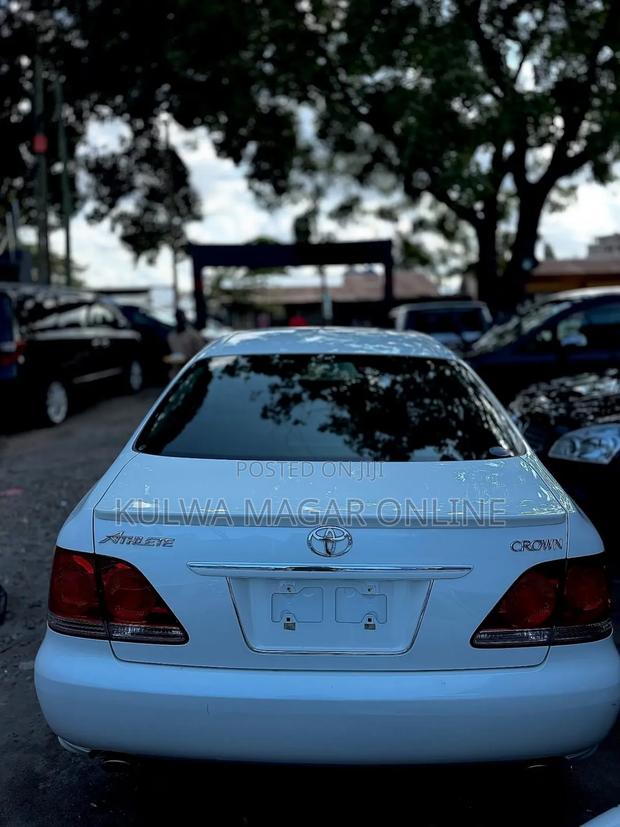 Toyota Crown 2006 White