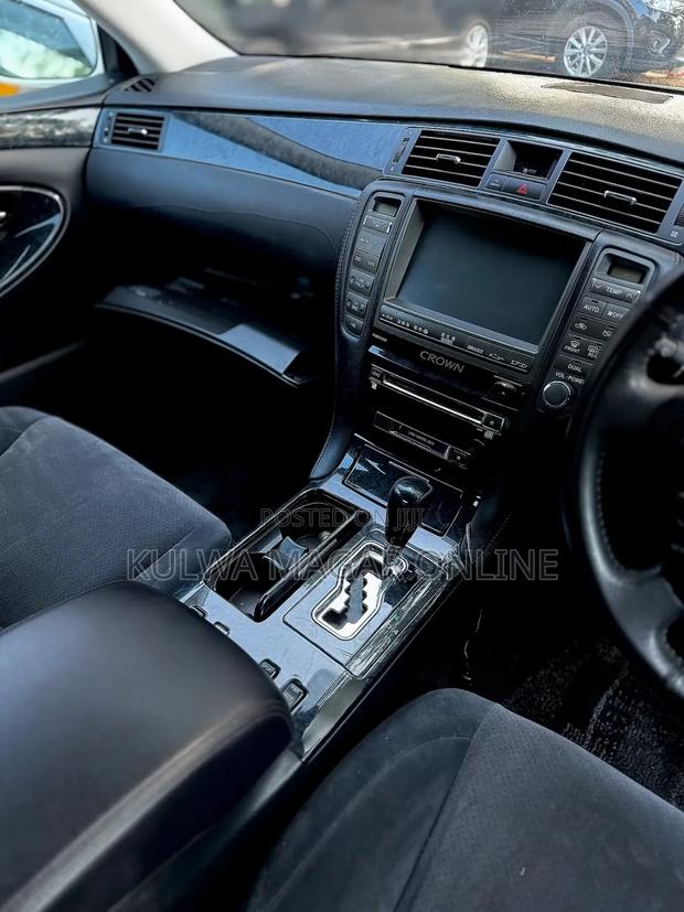 Toyota Crown 2006 White