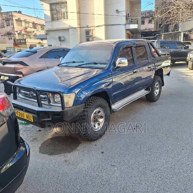 Toyota Hilux 2010 Blue