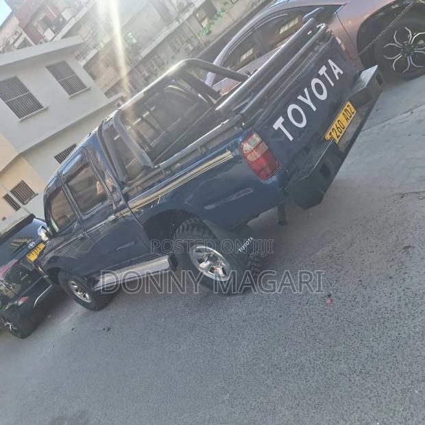 Toyota Hilux 2010 Blue