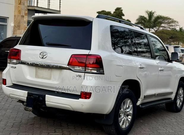 Toyota Land Cruiser 2018 White