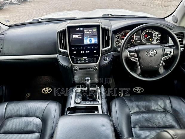 Toyota Land Cruiser 2018 White