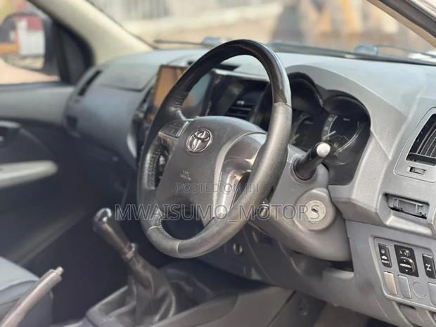 Toyota Hilux 2012 White
