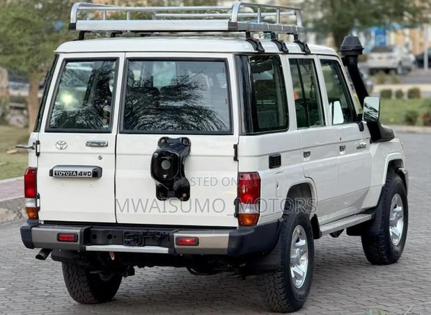 Toyota Land Cruiser 2015 White