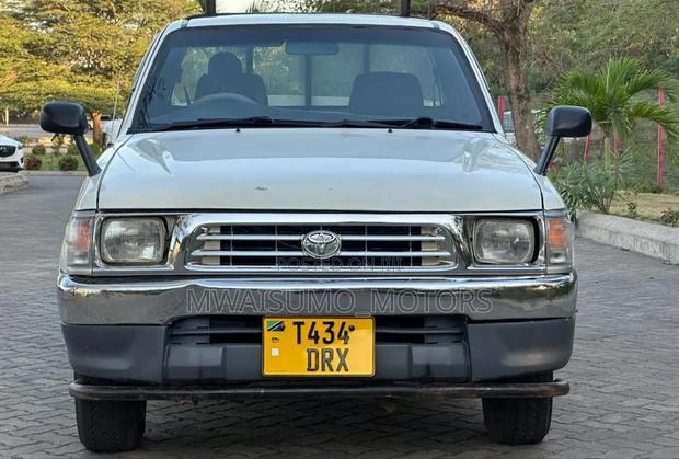 Toyota Hilux 1998 White