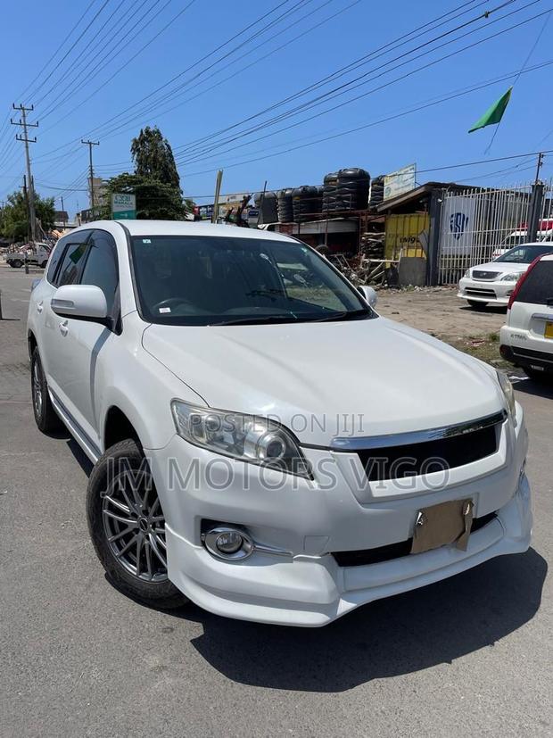 Toyota Vanguard 2011 White