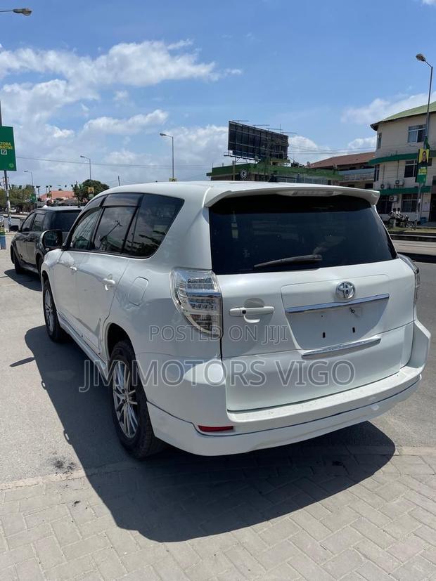 Toyota Vanguard 2011 White