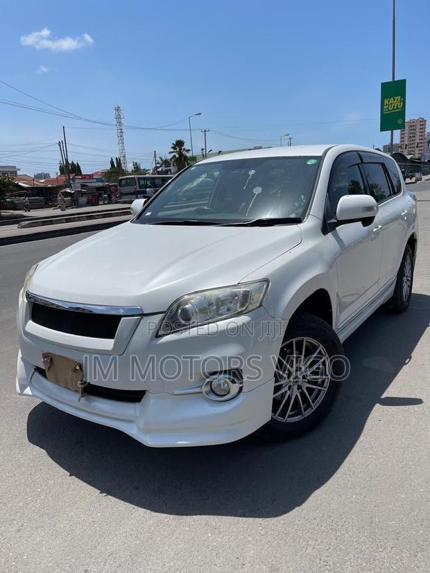 Toyota Vanguard 2011 White