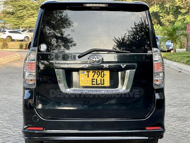 Toyota Noah 2.0 143hp FWD (7 Seater) 2009 Black