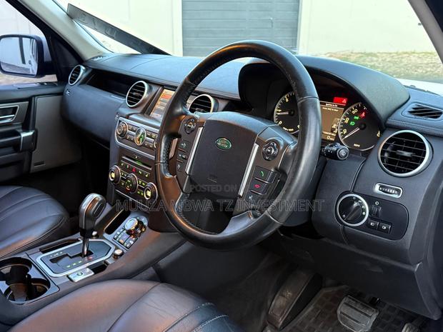 Land Rover Discovery 2010 White