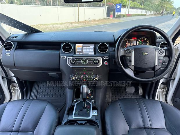 Land Rover Discovery 2010 White