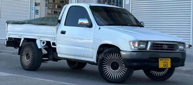 Toyota Hilux 2000 White