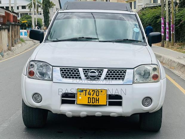 Nissan Hardbody 2010 White