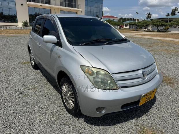 Toyota IST 2004 Silver