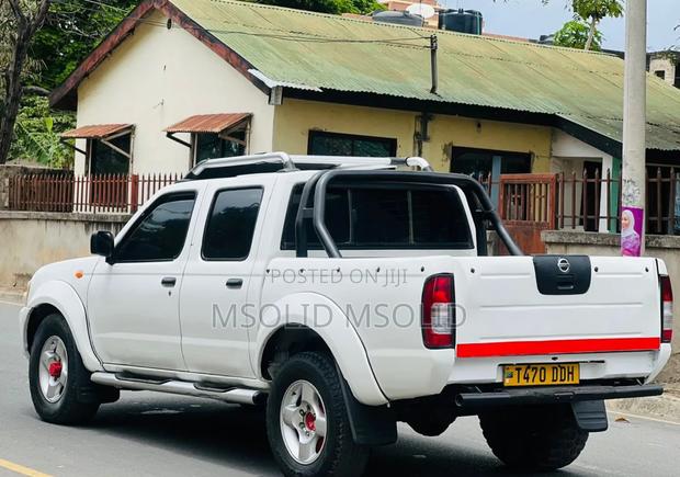 Nissan Hardbody 2010 White