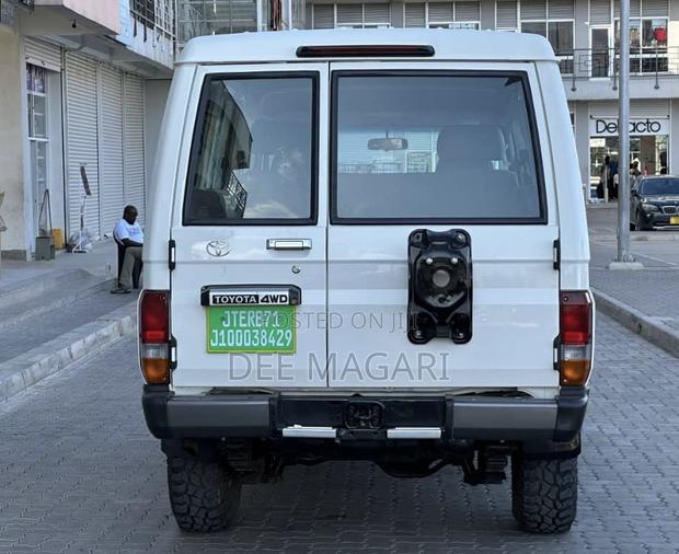 Toyota Land Cruiser 2005 White