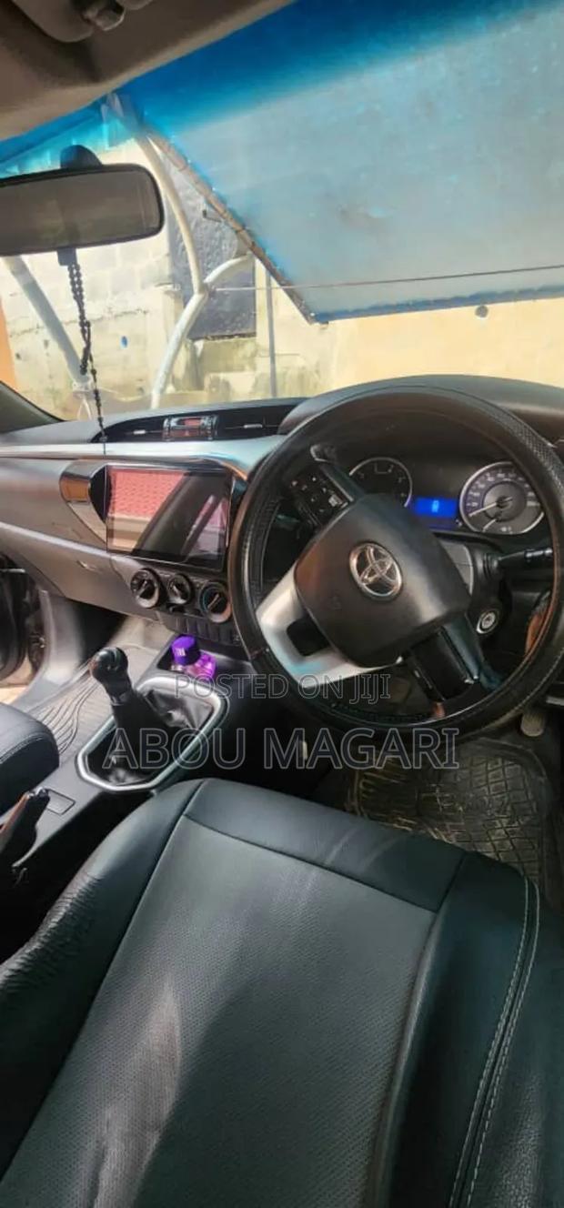 Toyota Hilux 2022 Gray