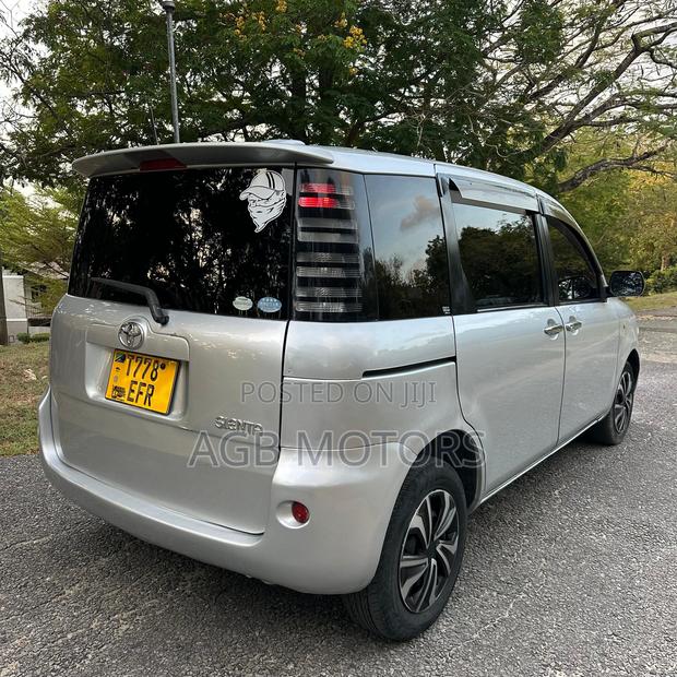 Toyota Sienta 2004 Silver